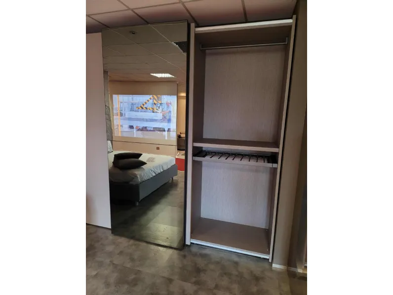 Armadio Vision 2021 realizzato in laminato materico di Tomasella scontato -35%