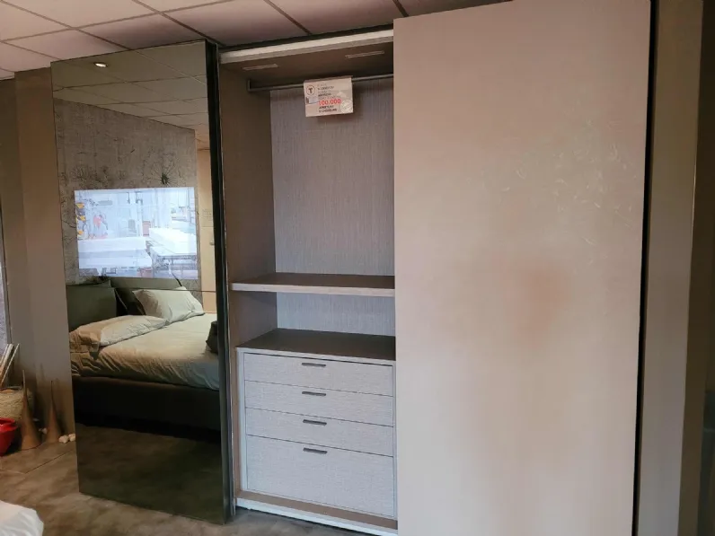 Armadio Vision 2021 realizzato in laminato materico di Tomasella scontato -35%