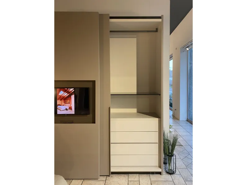 Armadio plana con tv realizzato in laccato opaco di Pianca scontato -20%