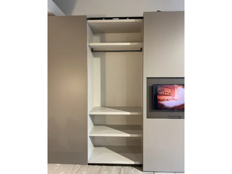 Armadio plana con tv realizzato in laccato opaco di Pianca scontato -20%