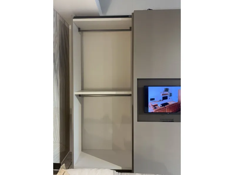 Armadio plana con tv realizzato in laccato opaco di Pianca scontato -20%