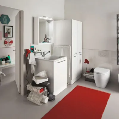 Composizione bagno 6 Arbi linea Ho.Me Laundry. La composizione comprende: combo, specchiera box, faretto win e colonna porta. Finitura bianco opaco.