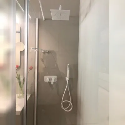 Gruppo: miscelatore e soffione doccia Megius: mobile bagno sospeso A PREZZI OUTLET