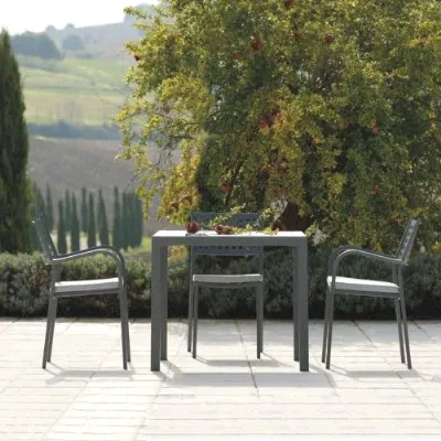 Arredo Giardino Tavolo quatris 80x80 con 2 poltroncina alice grigio antico Vermobil a prezzo scontato