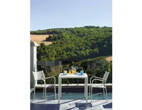 Tavolo quatris 80 x 80 bianco con 2 poltroncina alice Vermobil a prezzo ribassato Arredo Giardino