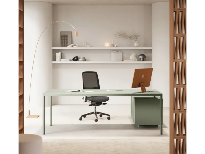 Scrivania direzionale in legno Sigma top access con mobile di servizio  a marchio Las mobili con forte sconto