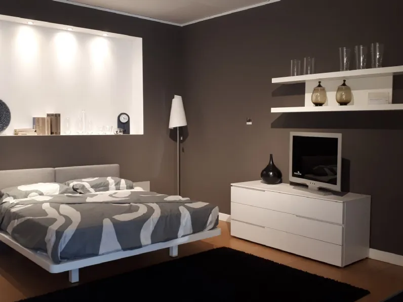 Camera da letto parigina con letto Giulietta Tagliabue e mobili in OFFERTA OUTLET.