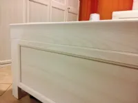 Il letto in legno chiaro