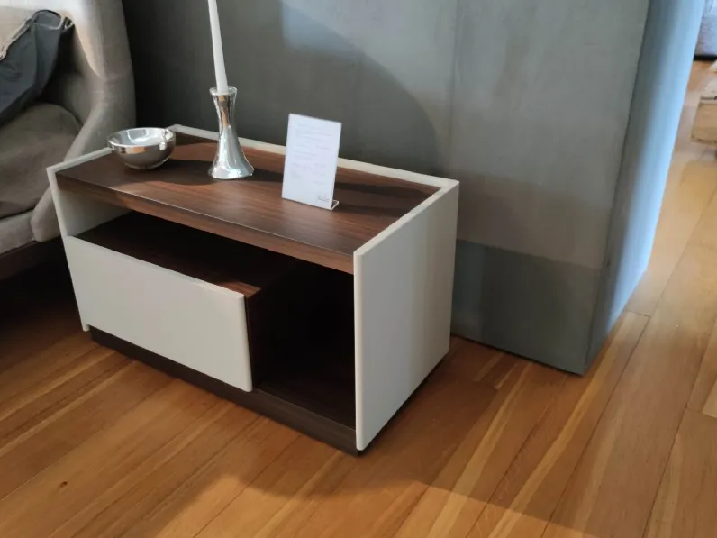 Comodino 5050 Molteni & C: stile moderno, scontato per la tua camera da letto.