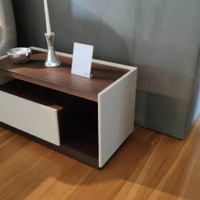 Comodino 5050 Molteni & C: stile moderno, scontato per la tua camera da letto.