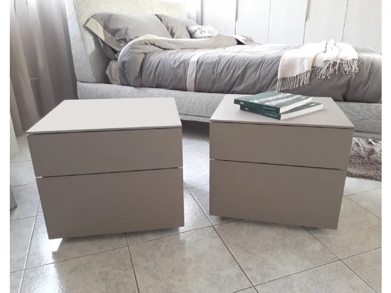 Comodino Flou Juta, laccato opaco a prezzo scontato.