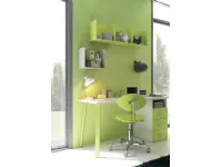 Cameretta in laminato opacoScrivania bambini con cassettiera in finitura betulla e verde cedro Collezione esclusiva scontata a PREZZI OUTLET