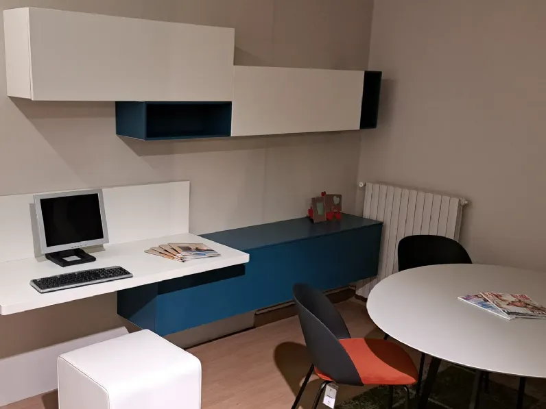Cameretta in laminato opacoScrivania attrezzata moretti Moretti compact scontata a PREZZI OUTLET
