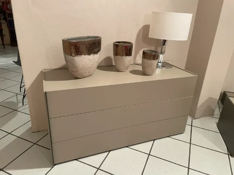 Cassettiera Com e comodini per una camera Moderna a marchio Novamobili scontata 