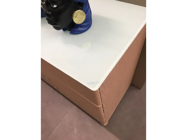 Scopri la cassettiera in legno Tesera, con distribuzione di grandi marchi a prezzo scontato.