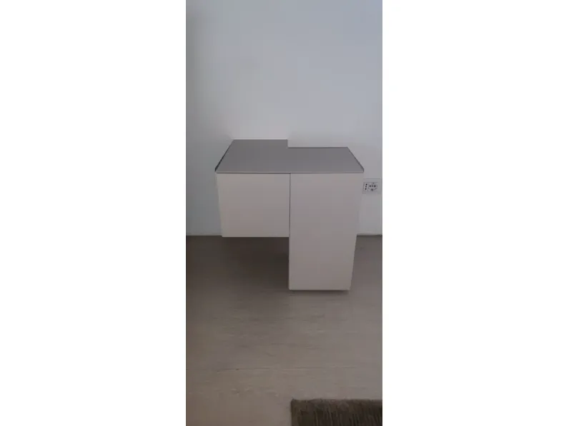 Comodino modello Formosa appoggiata di Minotti italia scontato 