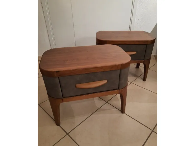 Scopri il comodino Tiffany di Tonin Casa, in legno a prezzo scontato!