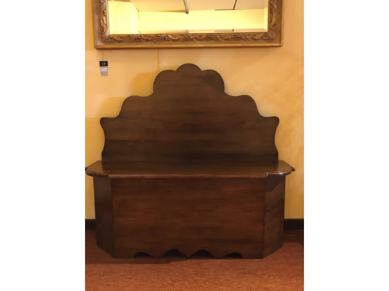 Cassapanca classica sagomata in legno massello tinto noce Tiferno Scontata del 50%