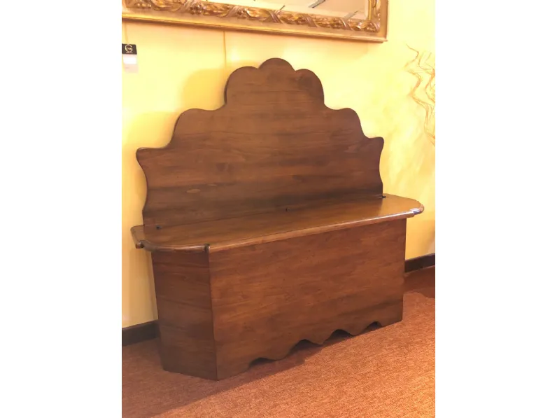 Cassapanca classica sagomata in legno massello tinto noce Tiferno Scontata del 50%