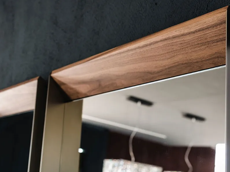 1. Design moderno ed elegante. 
2. Realizzato in legno di alta qualità. 
3. Rivestimento in argento. 
4. Specchio antiriflesso. 
5. Garantito da Cattelan Italia.