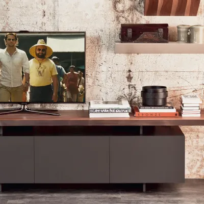 Porta tv Seneca di Cattelan con piano in legno nel modello a tre ante