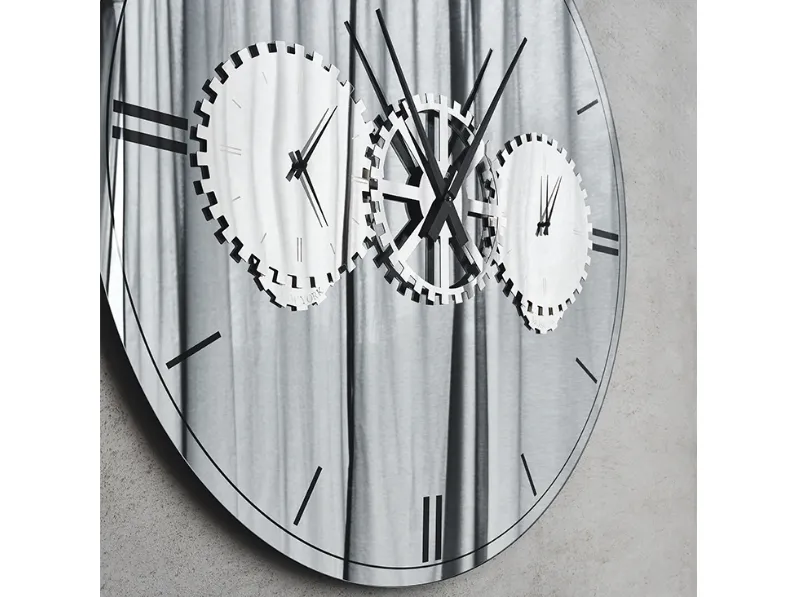 1. Design moderno ed elegante. 
2. Funzione di orologio integrata. 
3. Specchio di alta qualità. 
4. Realizzato da Cattelan Italia. 
5. Facile da installare.
