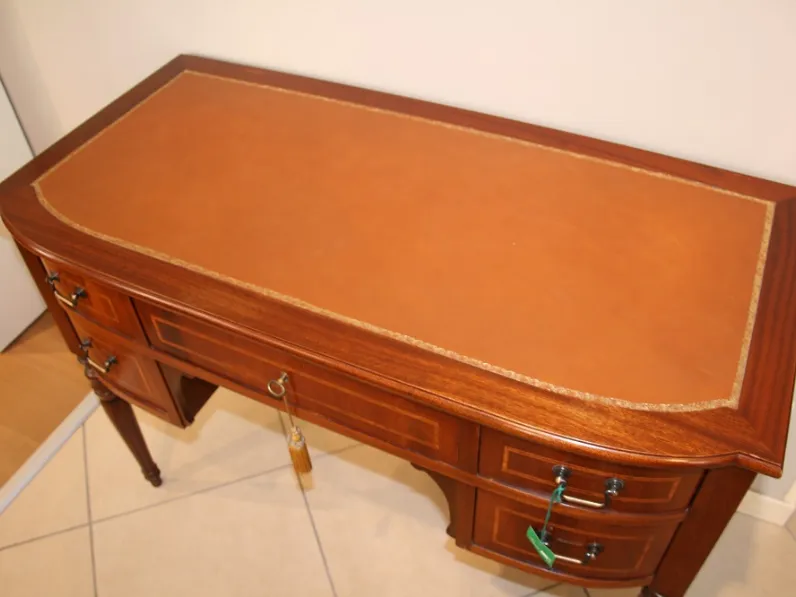 particolare dell' inserto in pelle con filetto oro