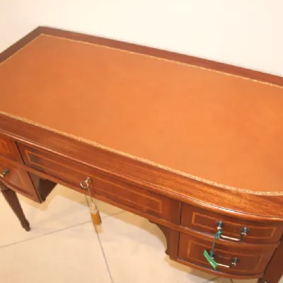 particolare dell' inserto in pelle con filetto oro