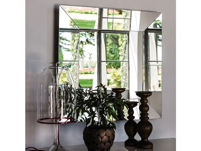 1. Design moderno ed elegante. 
2. Vetro di qualità. 
3. Facile da installare. 
4. Ideale per aggiungere stile alla stanza. 
5. Prodotto dal marchio Cattelan Regal.