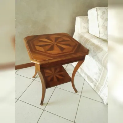 Tavolino Crestan in stile Classico in noce con intarsio a stella 
