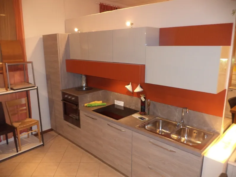 Cucina moderna Arredo3 in laminato venato e laccata opaca 