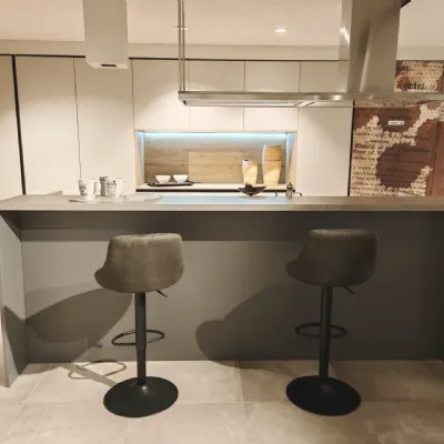 Cucina Cesar moderna con isola tortora in laminato materico Maxima 2.2