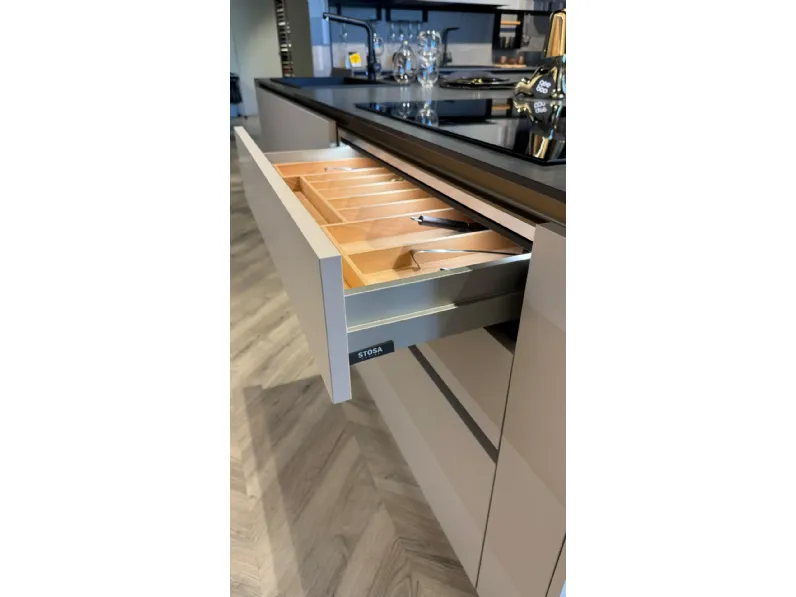 Cucina Stosa design con isola tortora in laminato materico Metropolis