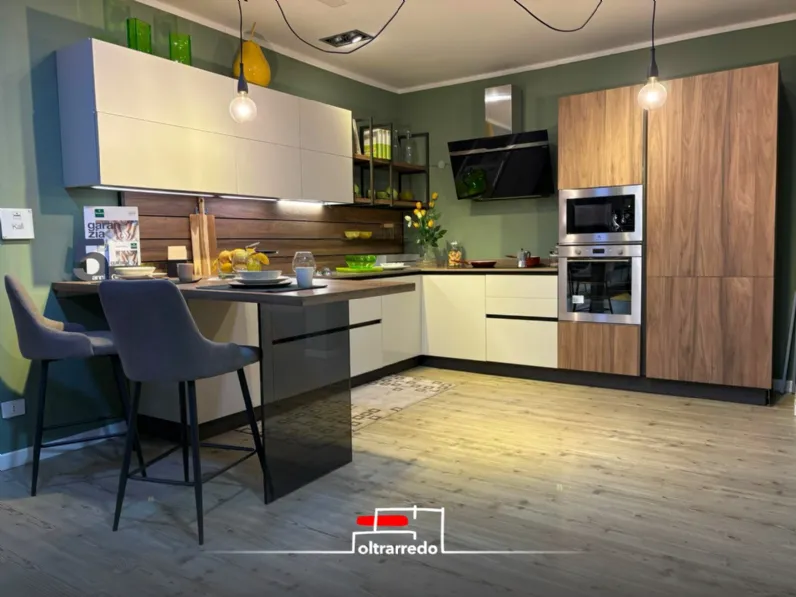 Cucina con penisola in laminato opaco a prezzo scontato 60%