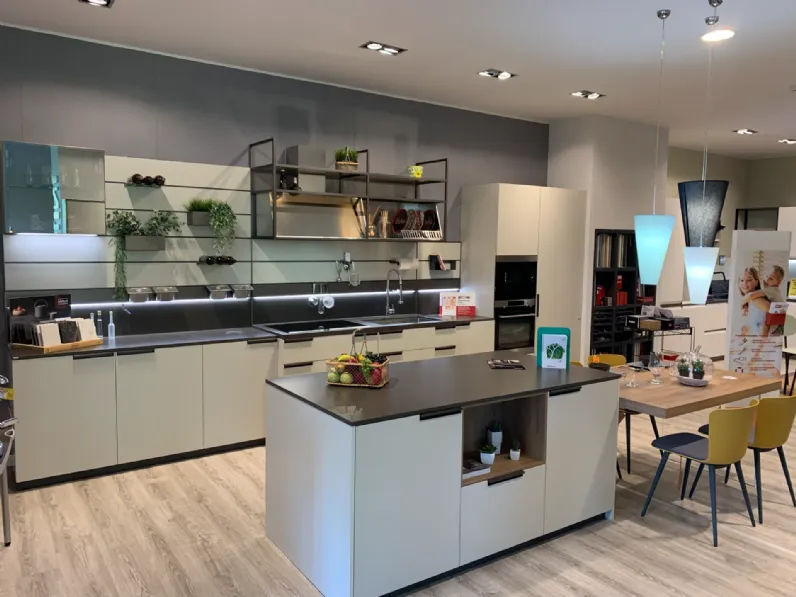 Cucina con isola design grigia Scavolini Mia  a soli 21000 Euro