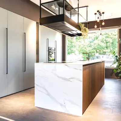 Cucina noce design con isola Aran Rigoletto a soli 17275 Euro