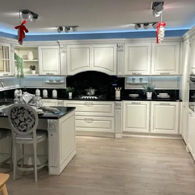 Cucina classica con penisola Mirabeau Veneta cucine a prezzo ribassato