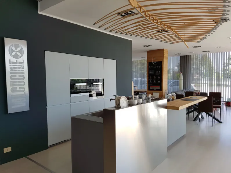 Cucina a prezzo ribassato ad isola design Artematica vitrum Valcucine