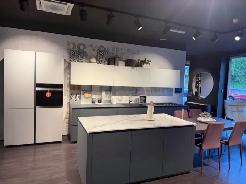 Cucina altri colori design con isola Lube cucine Oltre lux fenix  a soli 19690 Euro
