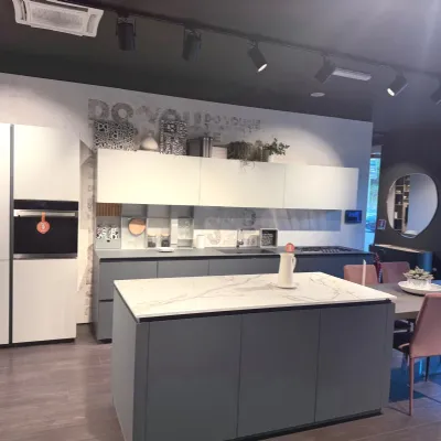 Cucina altri colori design con isola Lube cucine Oltre lux fenix  a soli 19690 Euro