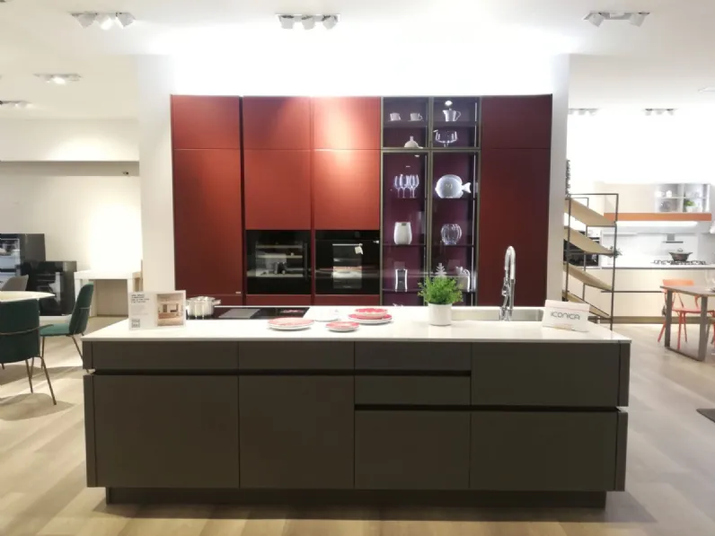 Cucina a prezzo ribassato con isola moderna Iconica Veneta cucine