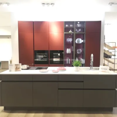 Cucina a prezzo ribassato con isola moderna Iconica Veneta cucine
