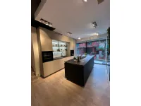 Cucina altri colori moderna con isola Lounge Veneta cucine in Offerta Outlet