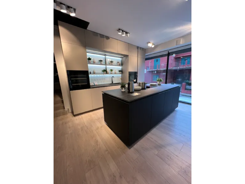 Scopri la cucina Lounge di Veneta Cucine in OFFERTA OUTLET 