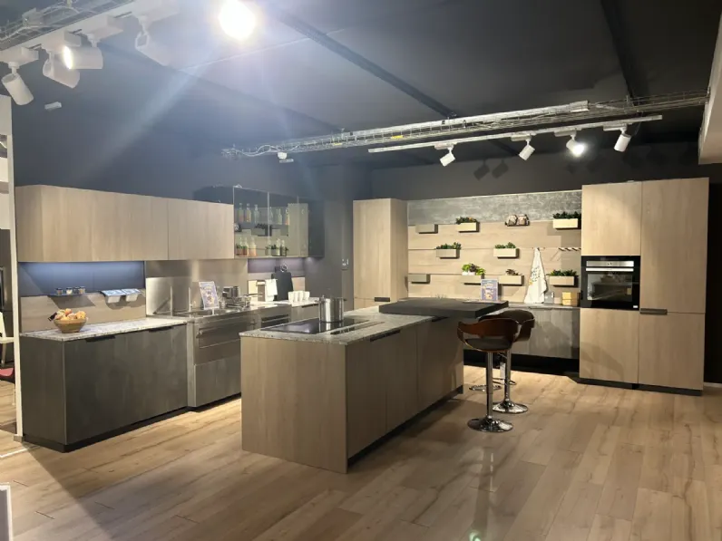 Cucina rovere chiaro industriale con isola Mia Scavolini in offerta