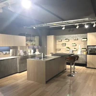 Cucina rovere chiaro industriale con isola Mia Scavolini in offerta