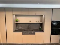 Cucina con isola in laccata opaco tortora Bluna a prezzo scontato