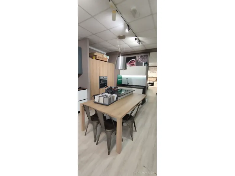 Cucina con isola in polimerico a prezzo scontato 60%