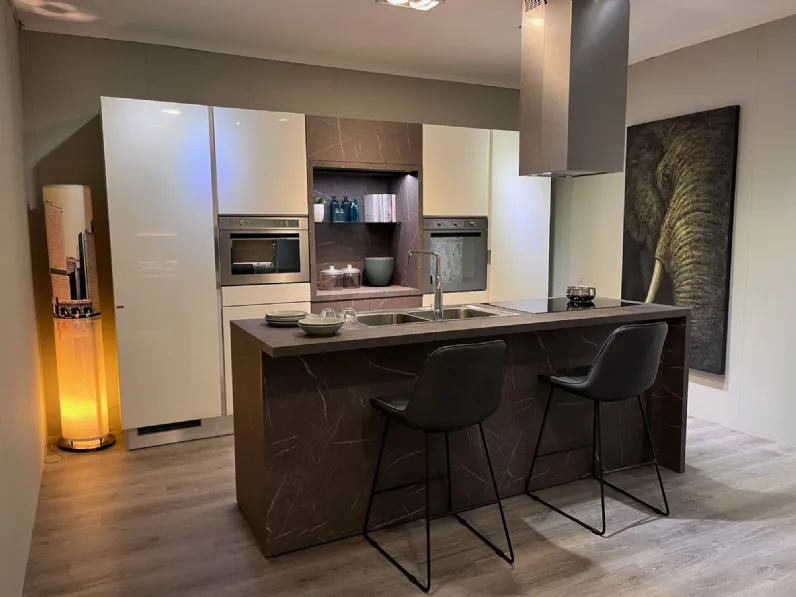 Cucina Scavolini moderna con isola bianca in laccata lucido Scenery