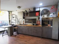 Cucina Collezione esclusiva industriale con penisola grigia in laminato materico Cucina industrial con penisola in hpl e piano top rovere 